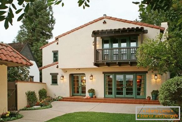 La combinazione di tetto rosso e facciata beige a casa foto