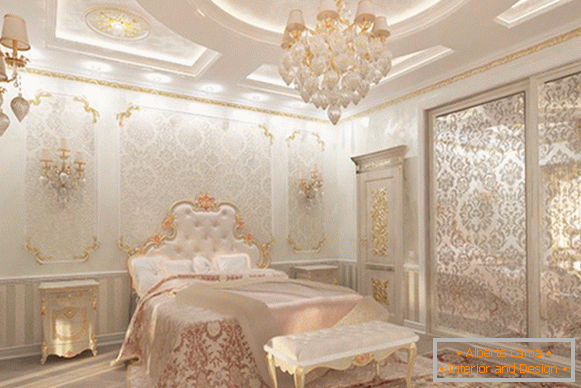 Interno della camera da letto con decorazioni a stucco nello stile di lusso