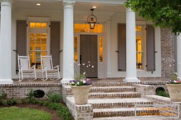 Portico in una casa privata - una foto con colonne e un baldacchino