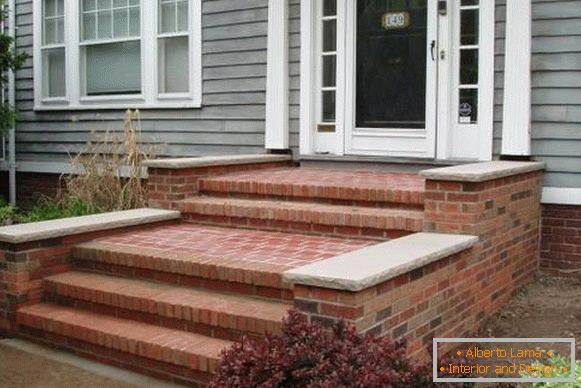 Un piccolo portico per la casa - una foto di mattoni rossi