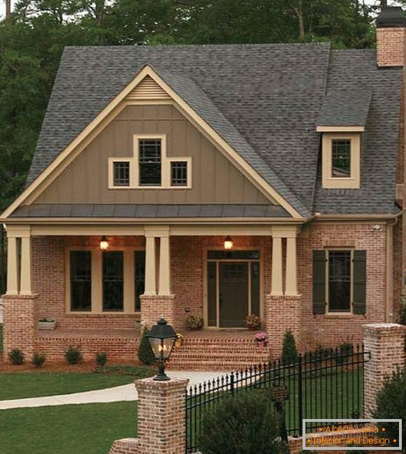 Design del portico di una casa privata - foto di un mattone rosso
