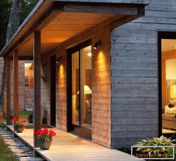 Un piccolo portico in legno per una moderna casa privata