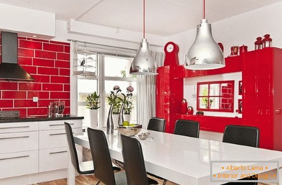 La cucina è rossa con foto bianca 14