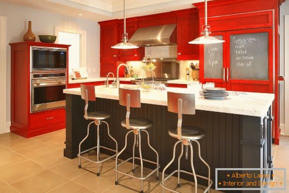 Interiore della cucina nella foto rossa 25