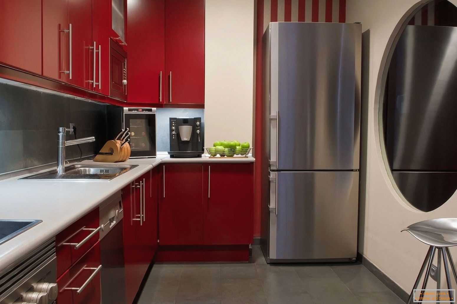 Pavimento grigio in cucina con mobili rossi