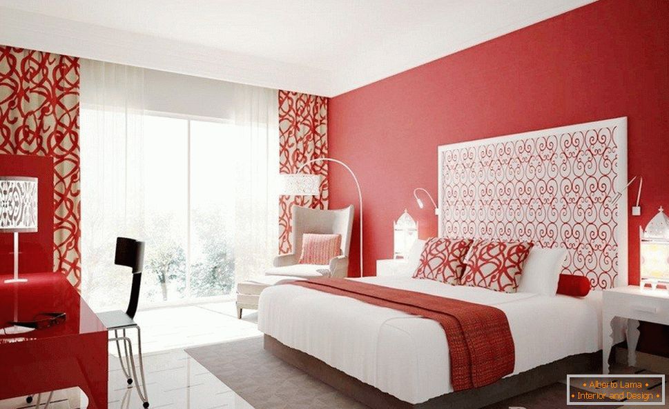 Mobili bianchi in una camera da letto con pareti rosse