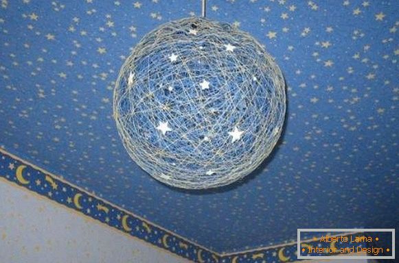 Idee per decorare una casa con le tue mani - una palla di fili come una lampada