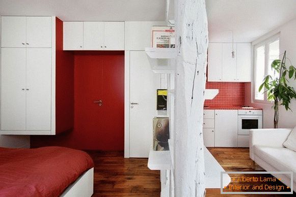 Interni creativi dell'appartamento in colore rosso