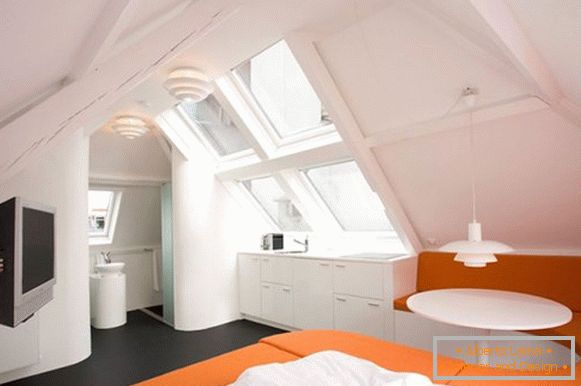 Interni creativi dell'appartamento in colore arancione