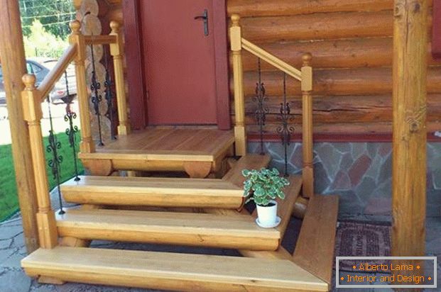 portico di una casa di campagna in legno фото