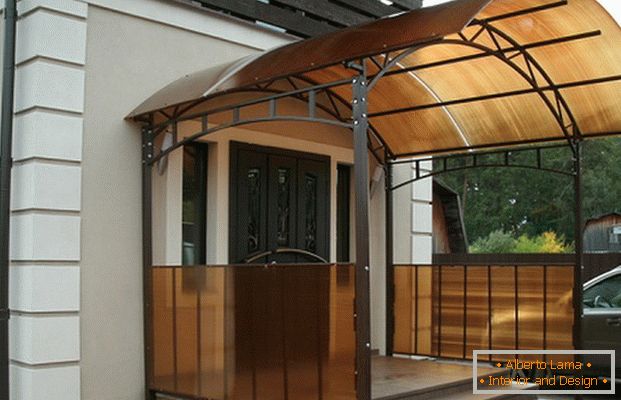 semplice portico realizzato in policarbonato in una casa privata