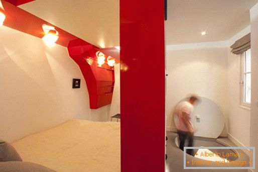 Il design originale della camera da letto: una stanza rossa e bianca trasformabile e un bagno