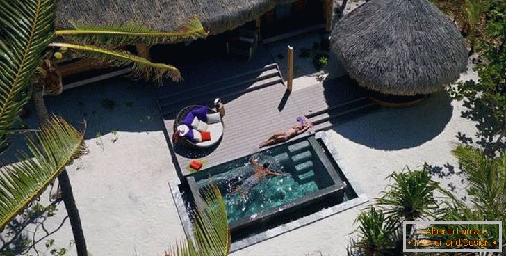 Terrazza con piscina nell'hotel The Brando