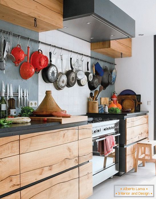 Cucina fatta di legno in colori chiari