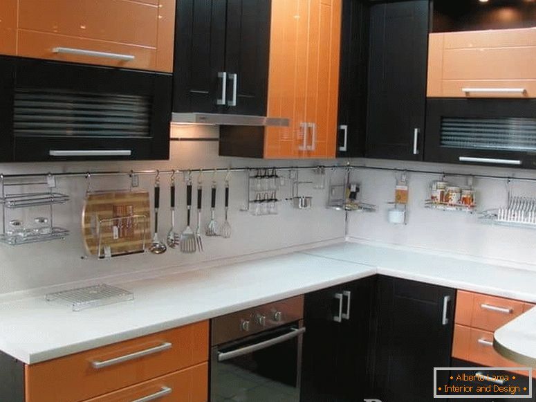 Combinazione di arancione con colore Wenge in una cucina ad angolo