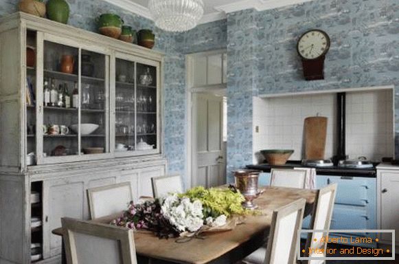 Cucina d'epoca in stile rustico - foto con armadio e carta da parati