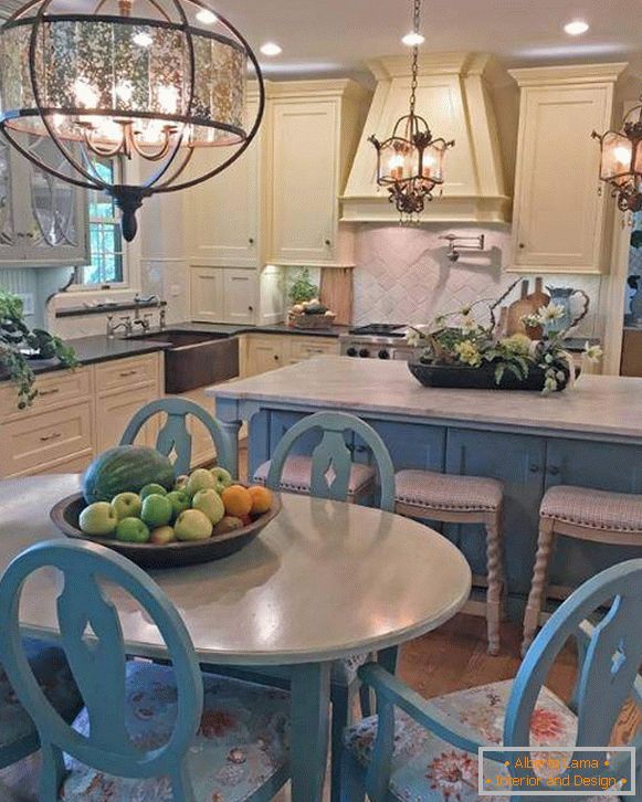 Stile country all'interno della cucina - lampade e decorazioni blu