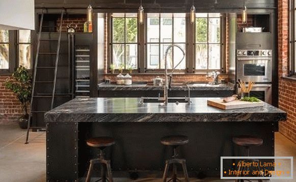 Stile loft - cucina in nero con mattoni