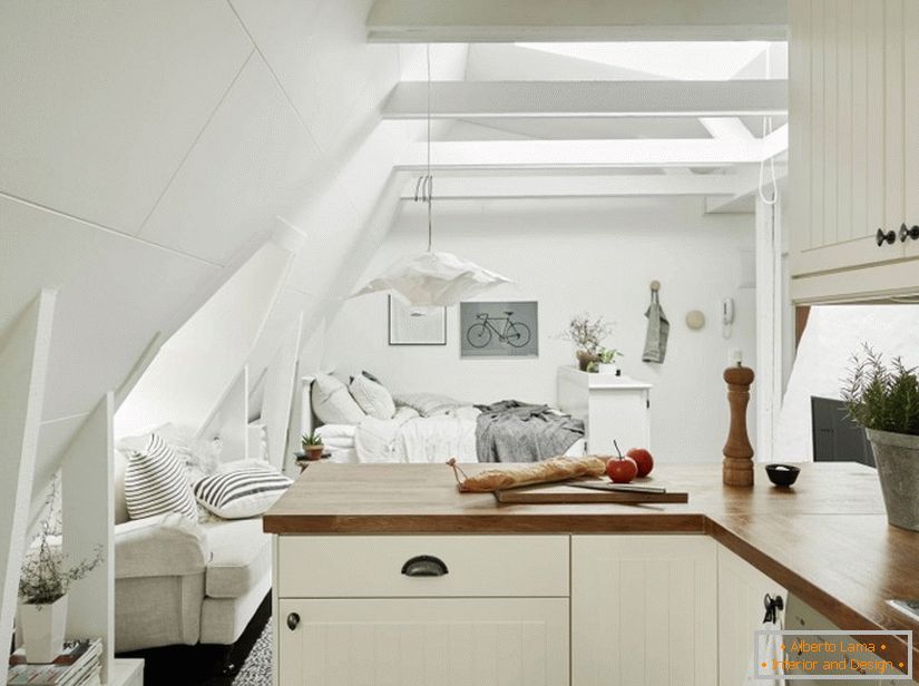 Collegamento non standard di una camera da letto con angolo cottura in Svezia