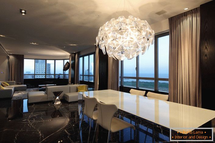 Un grande lampadario per il soggiorno in stile high-tech regala luce sufficiente. Design futuristico: una soluzione elegante per gli interni.