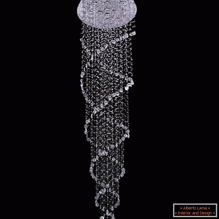 Un flusso di perline di cristallo che scorre per una stanza in stile high-tech con soffitti alti.