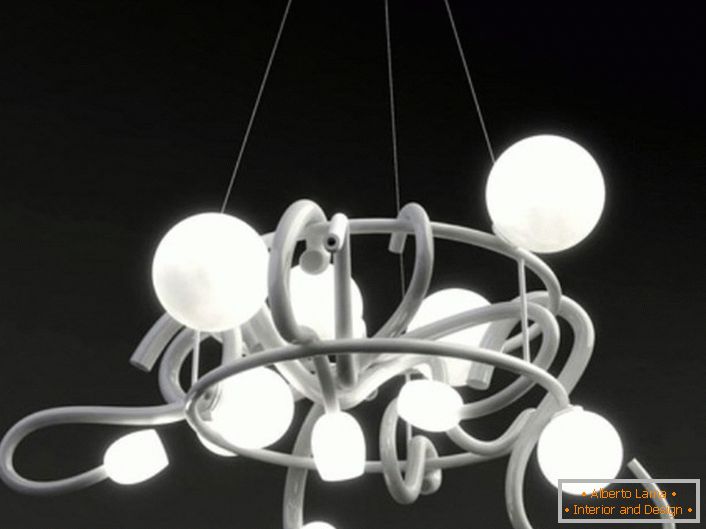 Un lampadario a soffitto in metallo dà la massima illuminazione per una piccola stanza. Con l'aiuto della fantasia, questo tipo di illuminazione può essere combinato con elementi aggiuntivi.