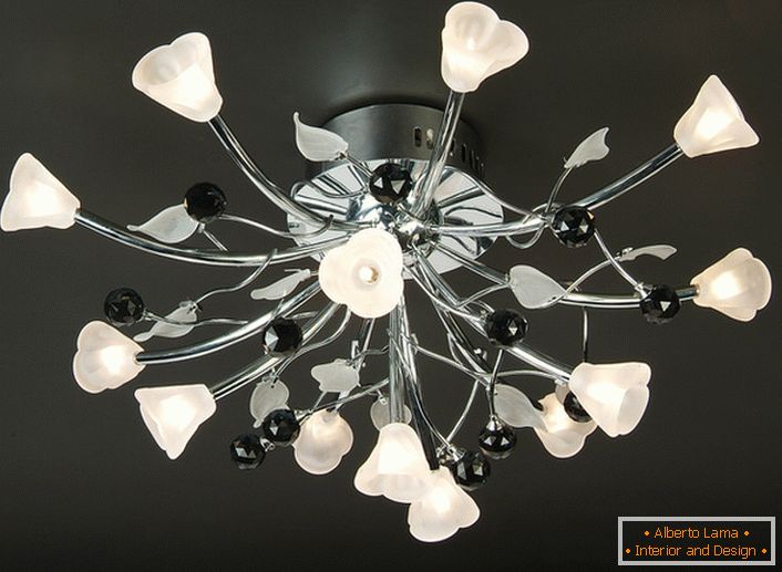 Motivi floreali nella progettazione di lampadari a soffitto. Lo stile high-tech è strettamente monitorato, il metallo cromato è elegantemente combinato con vetro bianco smerigliato.