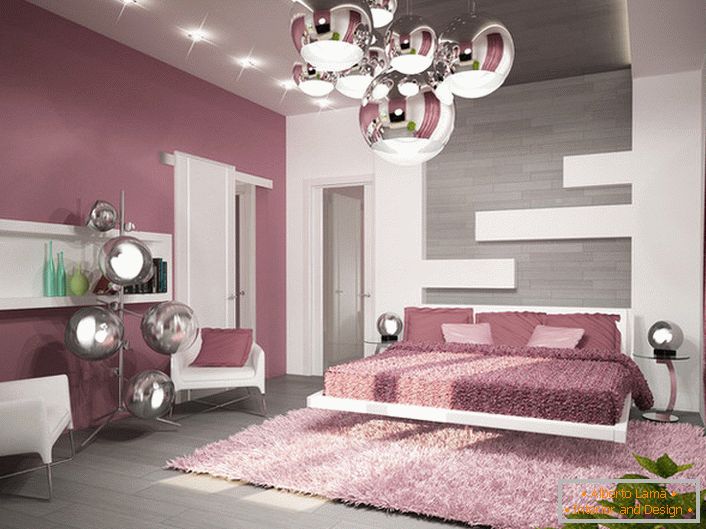 Un esempio di illuminazione ben scelta per una camera da letto nello stile high-tech. Il lampadario a soffitto, le lampade da comodino e la piantana sono realizzati nello stesso stile.