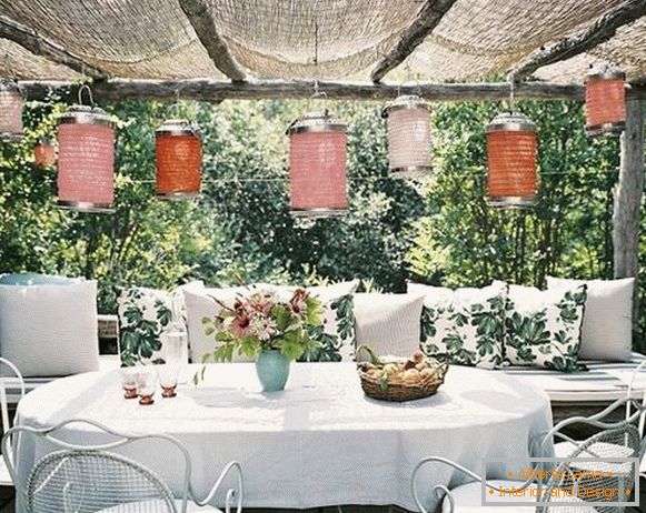 Decorazioni decorative in una cucina estiva con veranda, foto 4