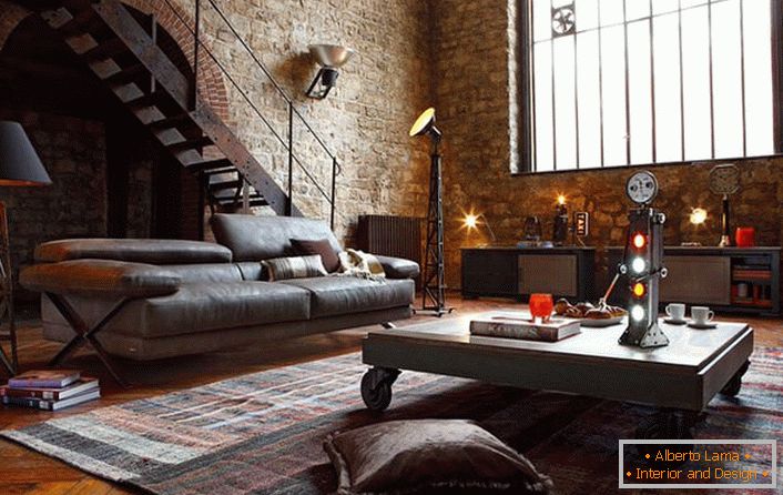 Cento per cento, stile loft genuino nei locali dell'ex seminario. Il ritrovamento del proprietario è un divano mostro pesante. 