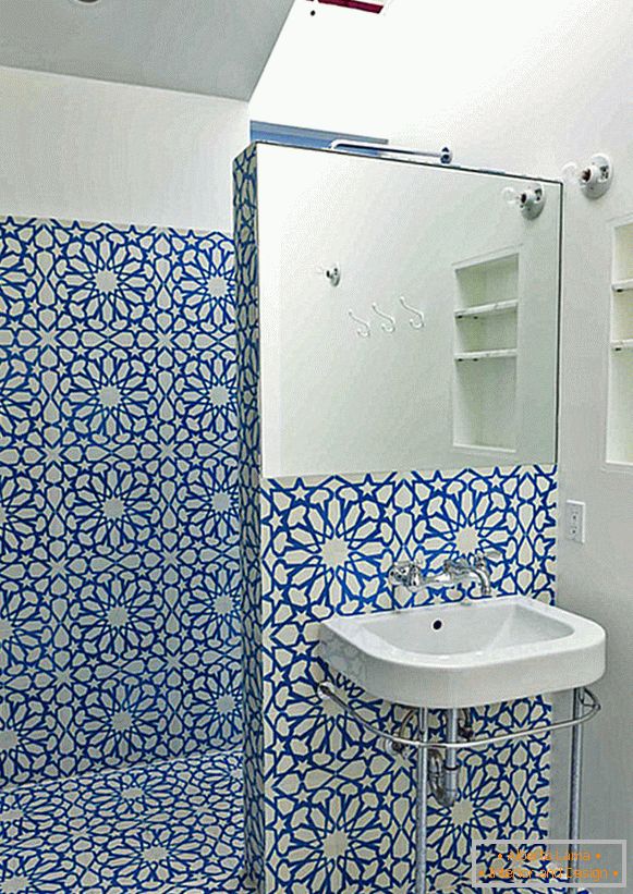 Motivo floreale blu sul muro del bagno