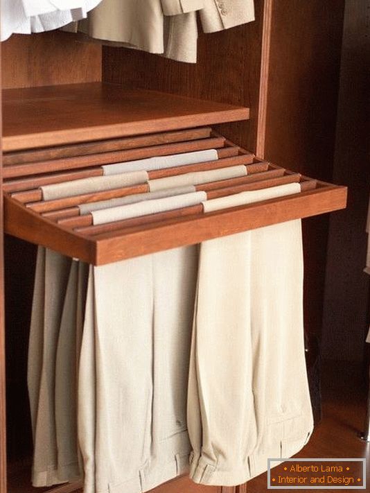 Idea per riporre i pantaloni nel camerino