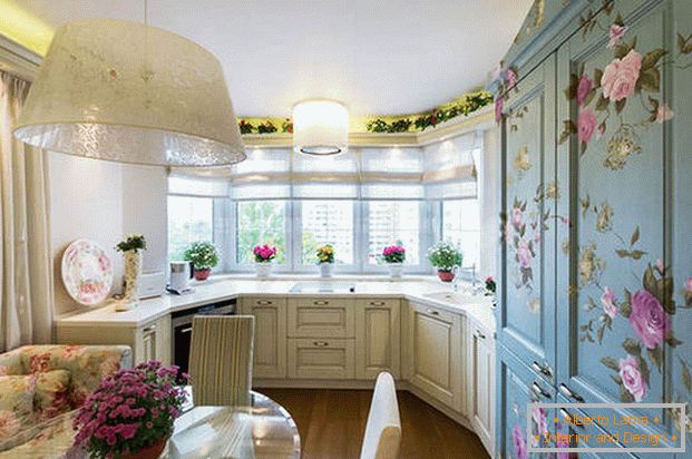 design della cucina in stile provenzale con motivi floreali