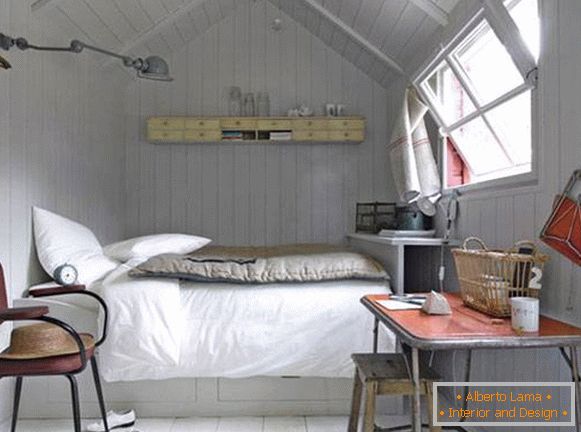 Piccola camera da letto in soffitta