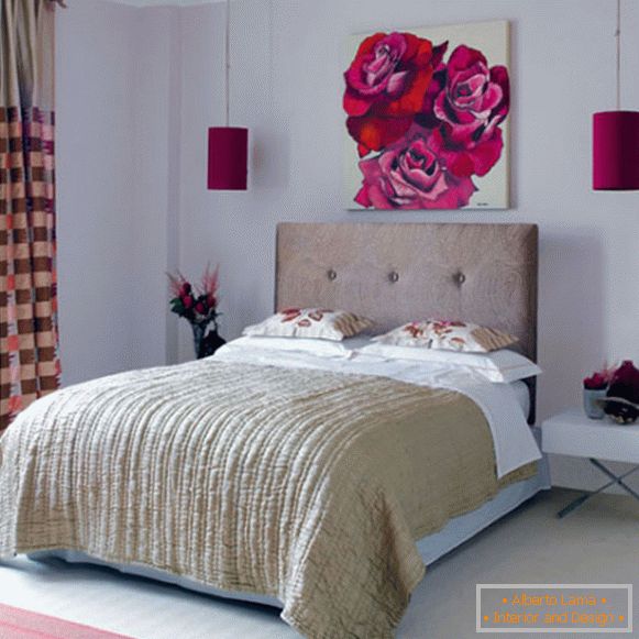 Beige e rosa nel design della camera da letto