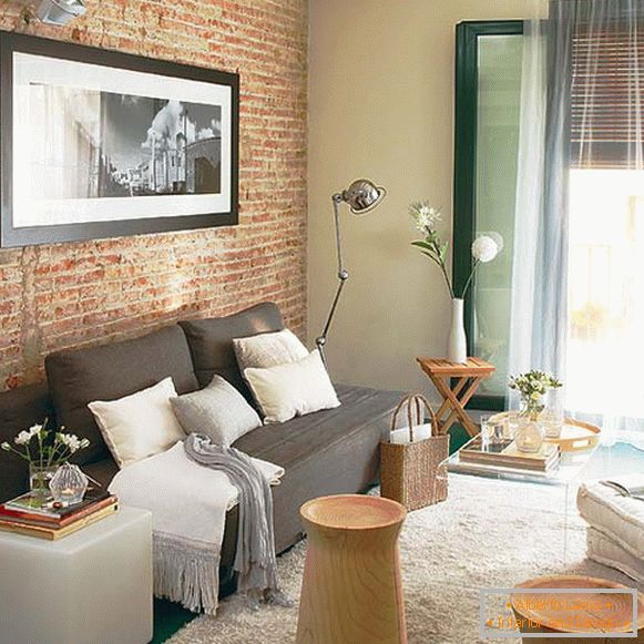 Piccoli appartamenti: mattoni nell'interno del soggiorno