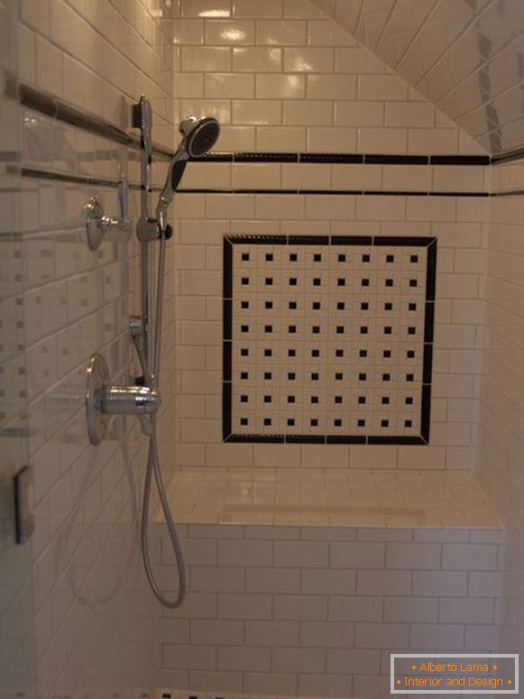 Soffitto inclinato nel bagno con doccia