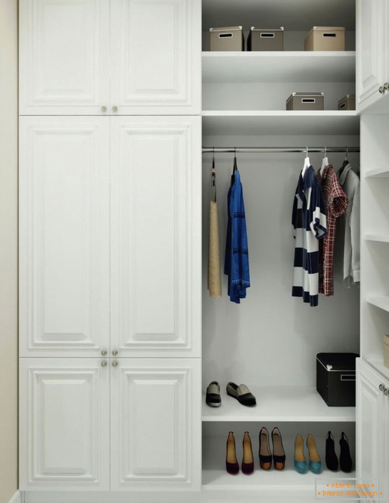 un armadio piccolo-3 metri quadrati con armadi bianchi