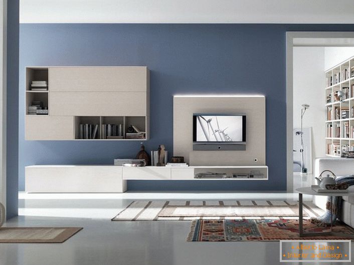 I mobili per interni in stile high-tech dovrebbero essere funzionali ed eleganti. Un sacco di uffici, scaffali aperti nella parte della cuffia per il soggiorno rendono l'arredamento spazioso. 