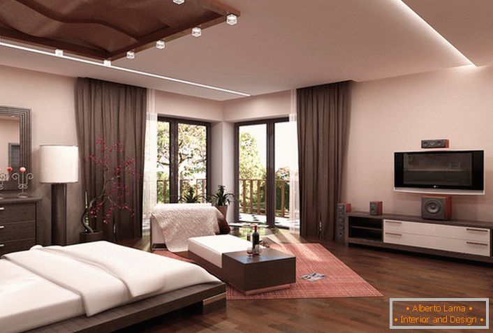Una spaziosa camera da letto in stile high-tech nei toni del beige nella casa di una giovane famiglia a Roma.