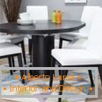 Tavolo e sedie di colore scuro