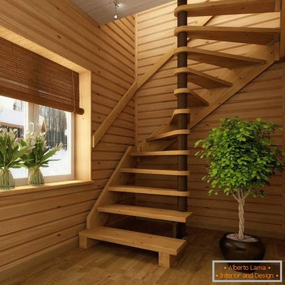Scale a chiocciola moderne in una casa privata in legno