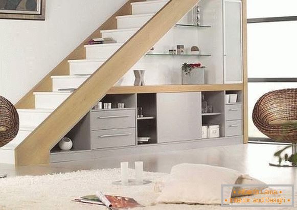 Progettazione di scale in una casa privata - foto con mobili incorporati
