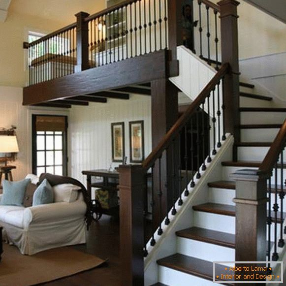 Bella scala design in una casa privata con corrimano in legno