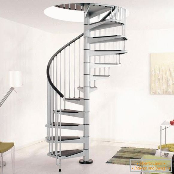 vite лестница в частном доме из металла с покрытием ступеней