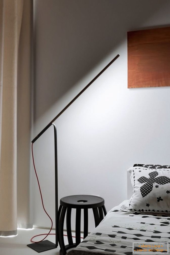 Illuminazione nella camera da letto di un piccolo appartamento con una camera da letto a Kiev