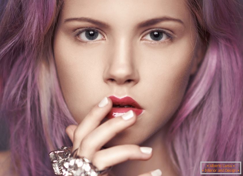 Ritratto di una ragazza con i capelli rosa