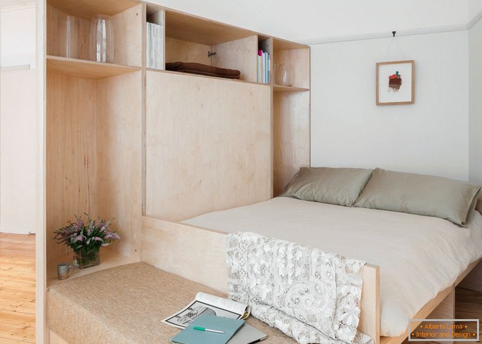 Camera da letto in un piccolo appartamento