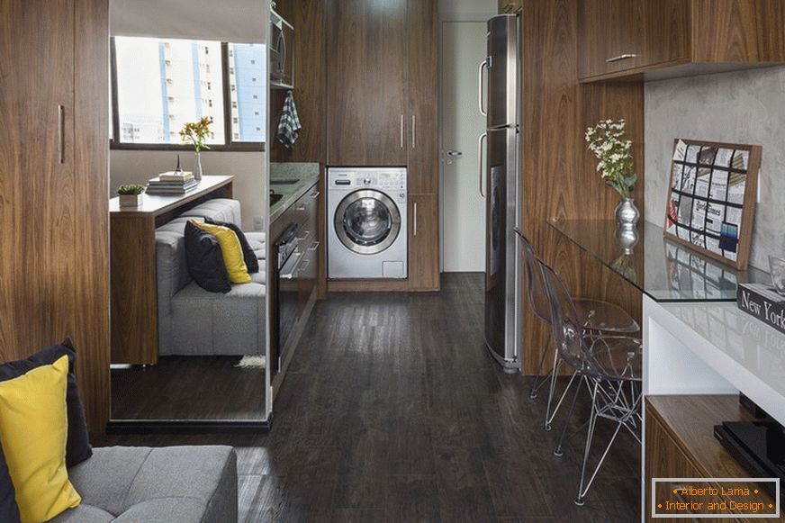 Cucina compatta e lavatrice integrata in un piccolo appartamento in Brasile