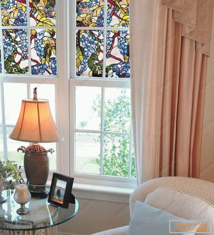Le pellicole di vetro colorato sono incollate sulla metà della finestra. Un ottimo modo per proteggersi dall'eccessiva luce solare. 